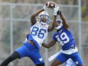 Le receveur Carlton Agudosi (à gauche) attrape une passe devant le demi défensif Corey Straughter lors du camp des recrues des Blue Bombers de Winnipeg au Winnipeg Soccer Federation South Complex jeudi.