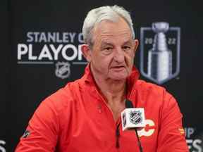 L'entraîneur-chef des Flames de Calgary, Darryl Sutter, s'entretient avec les médias le mercredi 4 mai 2022