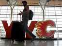 Un « C » flamboyant de Calgary est vu à l'aéroport international YYC avant la bataille de l'Alberta de ce soir.