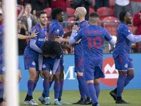 L'attaquant du Toronto FC Deandre Kerr (29 ans) célèbre avec le milieu de terrain Michael Bradley (4 ans) après avoir marqué un but contre le Chicago Fire au cours de la première mi-temps au BMO Field.