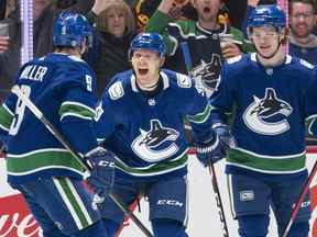 Alex Chiasson # 39 des Canucks de Vancouver célèbre avec ses coéquipiers JT Miller # 9 et Vasily Podkolzin # 92 après avoir marqué un but contre les Coyotes de Phoenix lors de la première période au Rogers Arena le 14 avril 2022 à Vancouver.