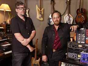 Patrick Carney, à gauche, et Dan Auerbach de The Black Keys posent à Nashville, Tennessee, le 20 avril 2022, pour promouvoir leur 11e album studio Dropout Boogie.