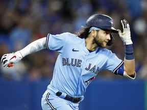 Bo Bichette des Blue Jays dirige les bases après avoir frappé un coup de circuit contre les Astros de Houston au Rogers Center le 1er mai 2022 à Toronto.