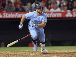 Pincez le frappeur Alejandro Kirk des Blue Jays de Toronto en simple à domicile Cavan Biggio contre les Los Angeles Angels of Anaheim lors de la septième manche au Angels Stadium le 28 mai 2022 à Anaheim, en Californie.