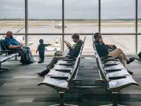 Les gens attendent le départ de leur avion à l'aéroport intercontinental George Bush le 3 décembre 2021 à Houston.