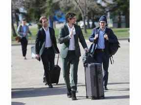 Les Flames Sean Monahan saluent alors que lui et Johnny Gaudreau arrivent alors que l'équipe quitte Calgary en route vers Dallas, TX, le vendredi 6 mai 2022. Les Flames affrontent les Stars de Dallas dans les matchs trois et quatre à partir de samedi soir.