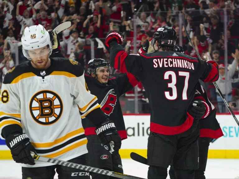 Les Hurricanes utilisent une rafale de buts tardifs pour battre les Bruins dans le premier match