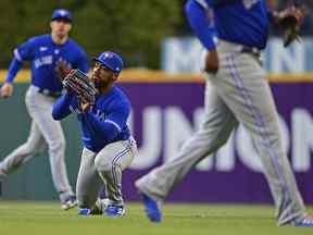 Le voltigeur droit des Blue Jays de Toronto, Teoscar Hernandez, attrape une balle frappée par Ernie Clement des Cleveland Guardians lors de la quatrième manche du deuxième match de baseball d'un programme double, le samedi 7 mai 2022, à Cleveland.  Hernandez est allé 0 pour 3 à son retour dans l'alignement.