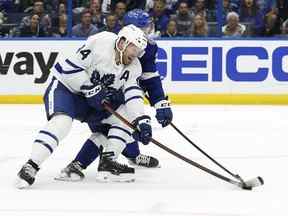 Le défenseur des Maple Leafs de Toronto, Morgan Rielly, défend l'aile gauche du Lightning de Tampa Bay, Brandon Hagel, lors de la troisième période du quatrième match du premier tour des séries éliminatoires de la Coupe Stanley 2022 à l'Amalie Arena.