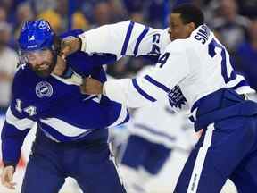 Wayne Simmonds, propriétaire de Scarboroughs, vu ici affronter son prochain adversaire en séries éliminatoires Pat Maroon du Lightning de Tampa Bay, dit que les Leafs ont soif de victoire en séries éliminatoires au premier tour. 