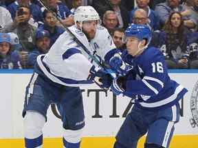 Le défenseur du Lightning Victor Hedman, à gauche, affronte l'attaquant des Maple Leafs Mitch Marner lors du cinquième match de la première ronde des séries éliminatoires de la Coupe Stanley 2022 au Scotiabank Arena de Toronto, le mardi 10 mai 2022.