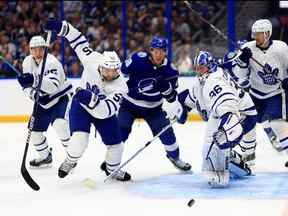 Jack Campbell des Maple Leafs arrête un tir d'Ondrej Palat du Lightning de Tampa Bay en deuxième période lors du troisième match à Tampa le vendredi 6 mai 2022.