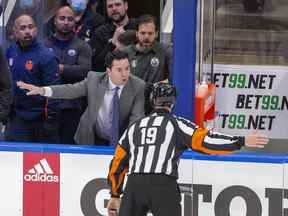 L'entraîneur-chef Jay Woodcroft s'est entretenu avec un officiel après que le gardien de but des Oilers d'Edmonton Mike Smith (41 ans) a été repoussé par l'attaquant des Flames de Calgary Milan Lucic (17 ans) le dimanche 22 mai 2022 à Edmonton.