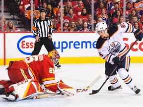 ailer Yamamoto #56 des Oilers d'Edmonton tire sur Jacob Markstrom #25 des Flames de Calgary lors de la première période du deuxième match de la deuxième ronde des séries éliminatoires de la Coupe Stanley 2022 au Scotiabank Saddledome le 20 mai 2022.