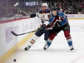 Connor McDavid et les Oilers d'Edmonton se battent pour la rondelle contre Nathan MacKinnon de l'Avalanche du Colorado lors d'un match de saison régulière.  Les deux équipes donnent le coup d'envoi de leur finale de Conférence Ouest ce soir.