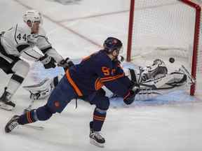 Les Oilers d'Edmonton Connor McDavid (97) marquent contre le gardien des Kings de Los Angeles Jonathan Quick (32) le mardi 10 mai 2022 à Edmonton.