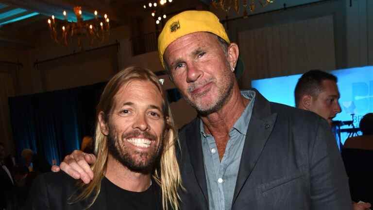 Les Red Hot Chili Peppers rendent hommage à Taylor Hawkins des Foo Fighters au New Orleans Jazz Fest
