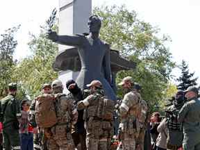 Des militaires des troupes pro-russes lors d'une cérémonie marquant le 77e anniversaire de la victoire sur l'Allemagne nazie pendant la Seconde Guerre mondiale, à Marioupol, en Ukraine, le 9 mai 2022.