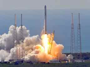 La fusée Falcon 9 de Space X lors de son décollage de Cap Canaveral, en Floride, le 28 juin 2015.