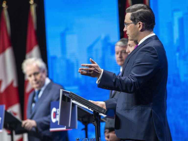 Les candidats à la direction du PCC jouent un «jeu serré» dans le débat à Edmonton