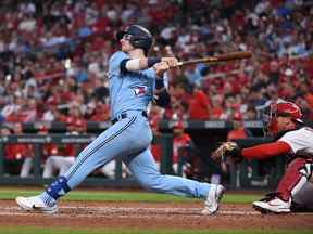 Danny Jansen des Blue Jays de Toronto frappe un home run de trois points contre les Cardinals de St. Louis lors de la quatrième manche au Busch Stadium le 24 mai 2022 à St Louis.