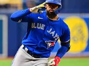 Teoscar Hernandez # 37 des Blue Jays de Toronto dirige les buts après avoir frappé un coup de circuit en huitième manche contre les Rays de Tampa Bay au Tropicana Field.