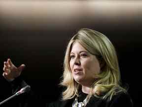 La députée conservatrice Michelle Rempel Garner tient une conférence de presse sur la colline du Parlement à Ottawa le mardi 5 avril 2022. LA PRESSE CANADIENNE/Sean Kilpatrick