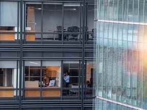 Une personne travaille dans un immeuble de bureaux à San Francisco.