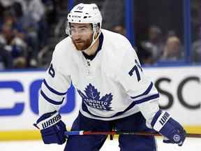 Le défenseur des Maple Leafs de Toronto, TJ Brodie, de Dresden, affronte le Lightning de Tampa Bay au cours de la troisième période du troisième match de leur série éliminatoire de premier tour à l'Amalie Arena.