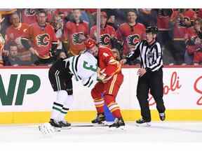 3 mai 2022 ;  Calgary, Alberta, CAN ;  Le défenseur des Flames de Calgary Rasmus Andersson (4) combat le défenseur des Stars de Dallas John Klingberg (3) au cours de la première période du premier match du premier tour des séries éliminatoires de la Coupe Stanley 2022 au Scotiabank Saddledome.  Crédit obligatoire : Candice Ward - USA TODAY Sports