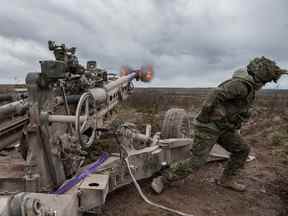 Des soldats de l'École de l'Artillerie royale canadienne tirent un obusier M777 lors d'un entraînement en 2018. Quatre M777 canadiens sont maintenant en première ligne en Ukraine.