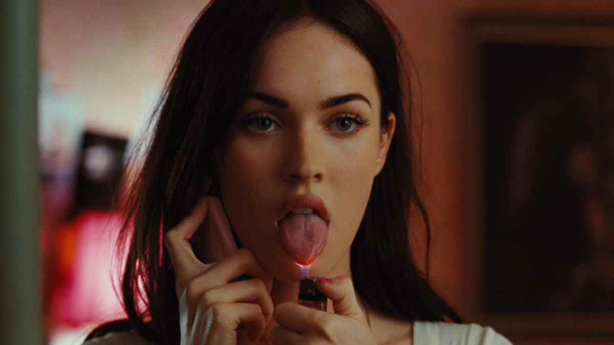 Les organisations de vampires de la vie réelle appellent à la prudence après que les rituels de consommation de sang de Megan Fox et de Machine Gun Kelly soient devenus publics
