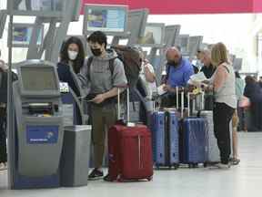 Le nombre de Canadiens voyageant à l'étranger a augmenté, y compris depuis l'aéroport Pearson le mercredi 25 mai 2022.