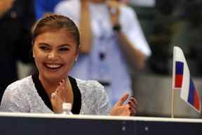 Dans cette photo d'archive prise le 6 juin 2008, l'ancienne gymnaste russe Alina Kabaeva assiste à l'épreuve senior des Championnats d'Europe de gymnastique rythmique à Turin.