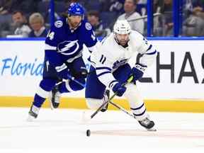 Colin Blackwell des Maple Leafs de Toronto cherche à passer en troisième période lors du cinquième match de la première ronde des séries éliminatoires de la Coupe Stanley 2022 contre le Lightning de Tampa Bay à Amalie Arena le 12 mai 2022 à Tampa, en Floride.