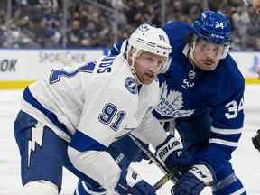 Steven Stamkos du Lightning de Tampa Bay et Auston Matthews des Maple Leafs de Toronto s'affrontent lors d'un face-à-face lors de la deuxième période d'action de la LNH à Toronto le jeudi 4 novembre 2021.