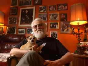 Ronnie Hawkins dans son salon chez lui, avec l'un de ses neuf animaux de compagnie, son pote Peanut, au Hawkstone Manor.