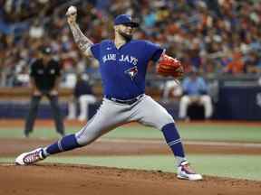 Le partant des Blue Jays de Toronto, Alek Manoah, lance un lancer contre les Rays de Tampa Bay au Tropicana Field.