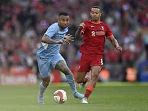 Football football - FA Cup demi-finale - Manchester City v Liverpool - Wembley Stadium, Londres, Grande-Bretagne - 16 avril 2022 .  Gabriel Jesus de Manchester City en action avec Naby Keita Action Images de Liverpool via Reuters / Tony Obrien