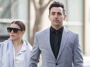 Le musicien canadien Jacob Hoggard arrive aux côtés de sa femme Rebekah Asselstine, pour son procès pour agression sexuelle au palais de justice de Toronto le mardi 10 mai 2022 à Toronto.