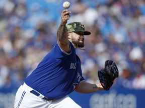 Alek Manoah des Blue Jays de Toronto lance la septième manche de leur match de la MLB contre les Reds de Cincinnati au Rogers Centre le 21 mai 2022 à Toronto, Canada.