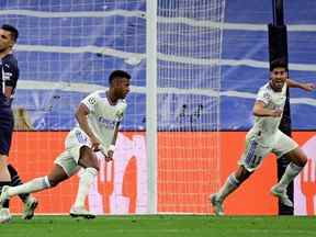 L'attaquant brésilien du Real Madrid Rodrygo (centre droit) célèbre le premier but de son équipe lors de la demi-finale retour de l'UEFA Champions League entre le Real Madrid CF et Manchester City au stade Santiago Bernabeu mercredi.  JAVIER SORIANO / AFP (Photo de JAVIER SORIANO/AFP via Getty Images)