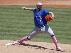 Alek Manoah des Blue Jays de Toronto lance contre les Guardians de Cleveland lors de la première manche au Progressive Field le 8 mai 2022 à Cleveland, Ohio.