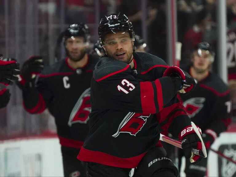 Max Domi propulse les Hurricanes à la victoire du match 7 contre les Bruins