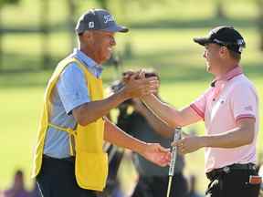 Justin Thomas et son cadet, Jim (Bones) Mackay, célèbrent après que Thomas ait remporté le championnat PGA dimanche.