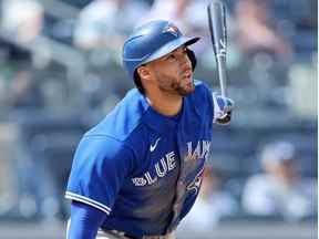 11 mai 2022 ;  Bronx, New York, États-Unis ;  Les Blue Jays de Toronto ont désigné le frappeur George Springer comme une mouche sacrificielle RBI lors de la neuvième manche contre les Yankees de New York au Yankee Stadium.