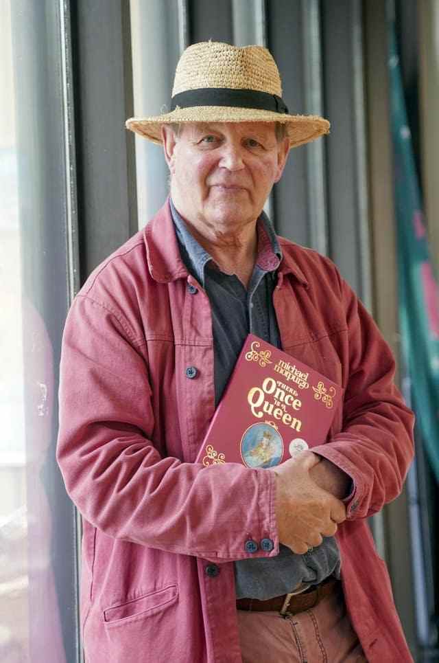 Michael Morpurgo tient son nouveau livre Once There is a Queen