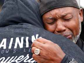 Les personnes en deuil se rassemblent deux jours après une fusillade à Buffalo, New York, États-Unis, le 16 mai 2022. Photo prise le 16 mai 2022. REUTERS/Jeffrey T. Barnes PAS D'ARCHIVES.  AUCUNE REVENTE.