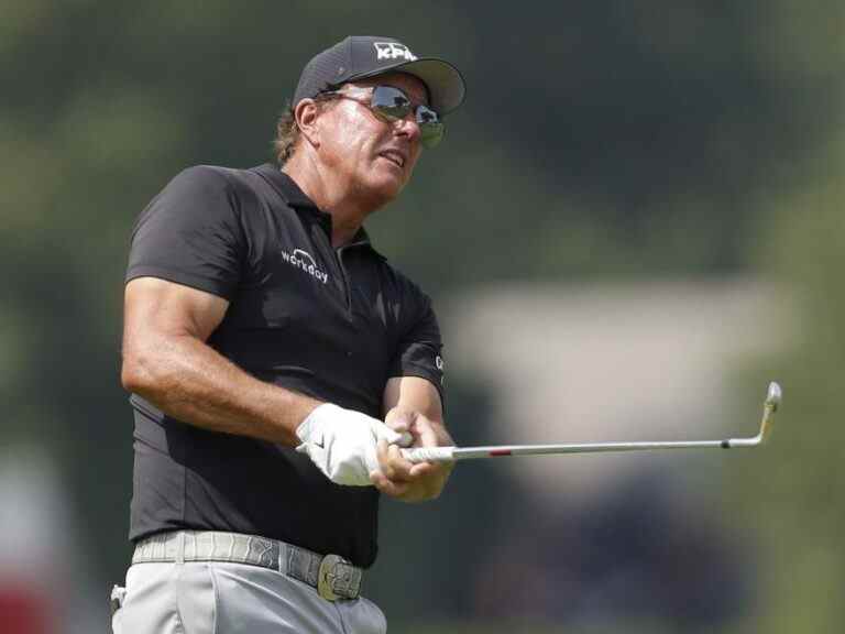 Mickelson et Woods restent sur le terrain pour le championnat PGA