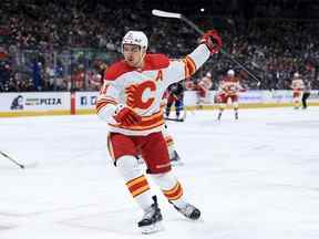 26 janvier 2022 ;  Columbus, Ohio, États-Unis ;  Le centre des Flames de Calgary Mikael Backlund (11 ans) célèbre un but contre les Blue Jackets de Columbus en première période au Nationwide Arena.